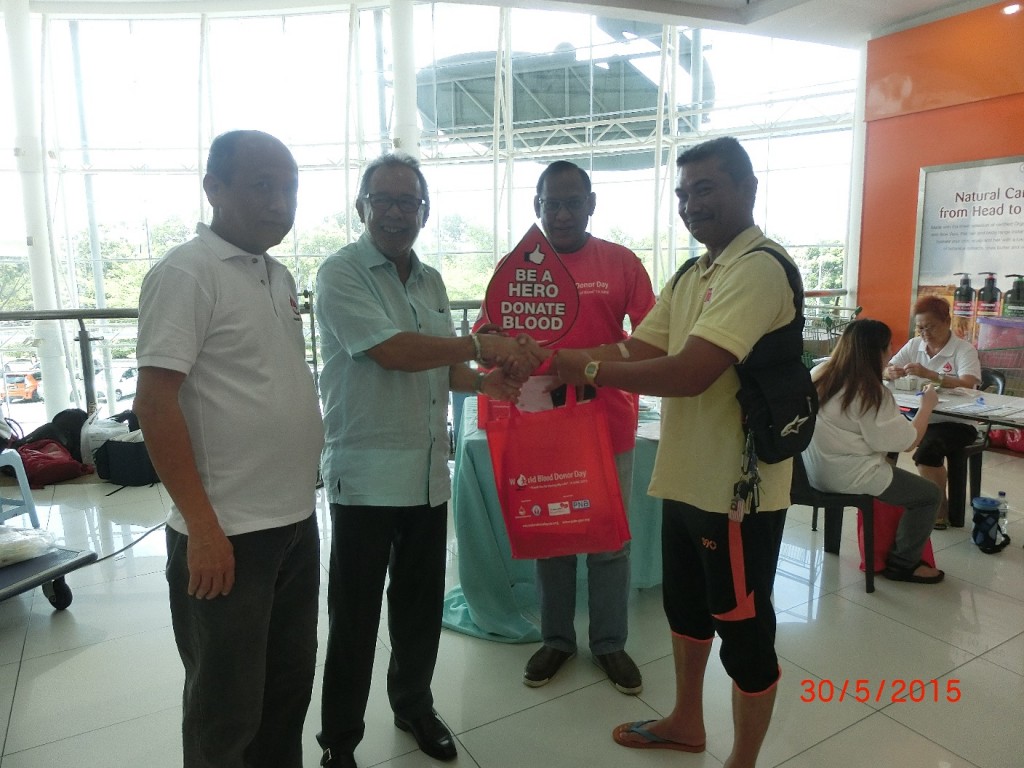 Blood donor received goodies bag from Chairman of Mah Sing Foundation