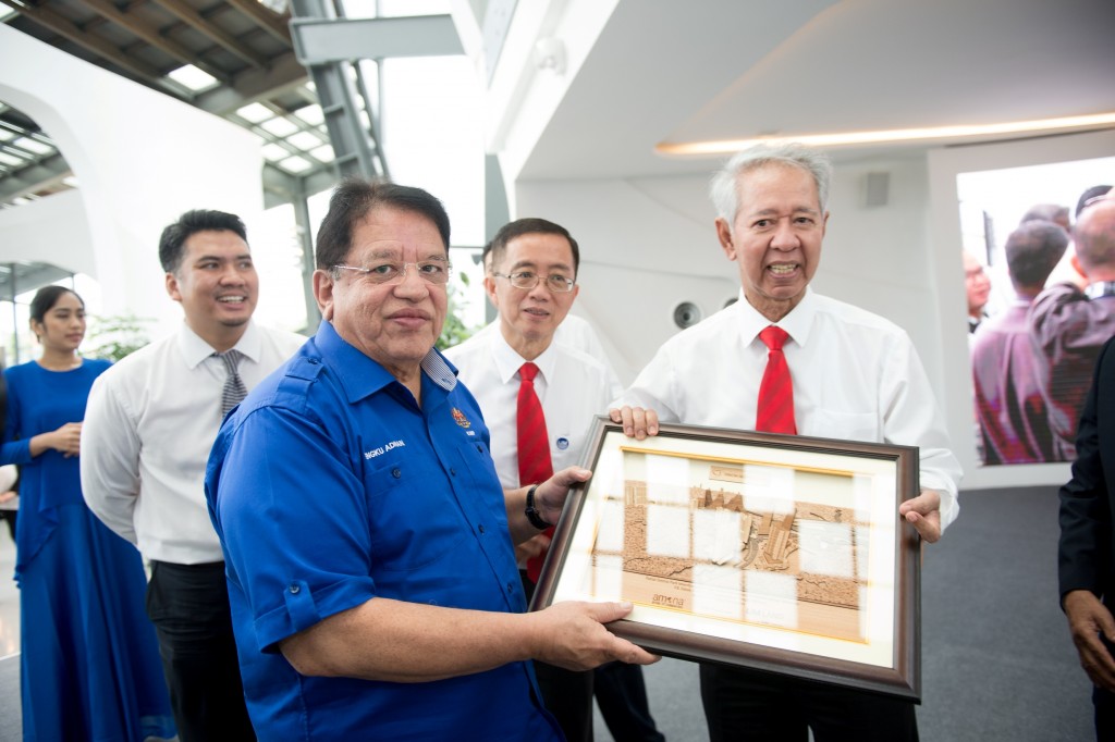 A token of appreciation for Datuk Seri Utama Tengku Adnan bin Tengku Mansor, Minister of Federal Territories by Tan Sri Abdul Halim bin Ali, Chairman of IJM Corporation Berhad.