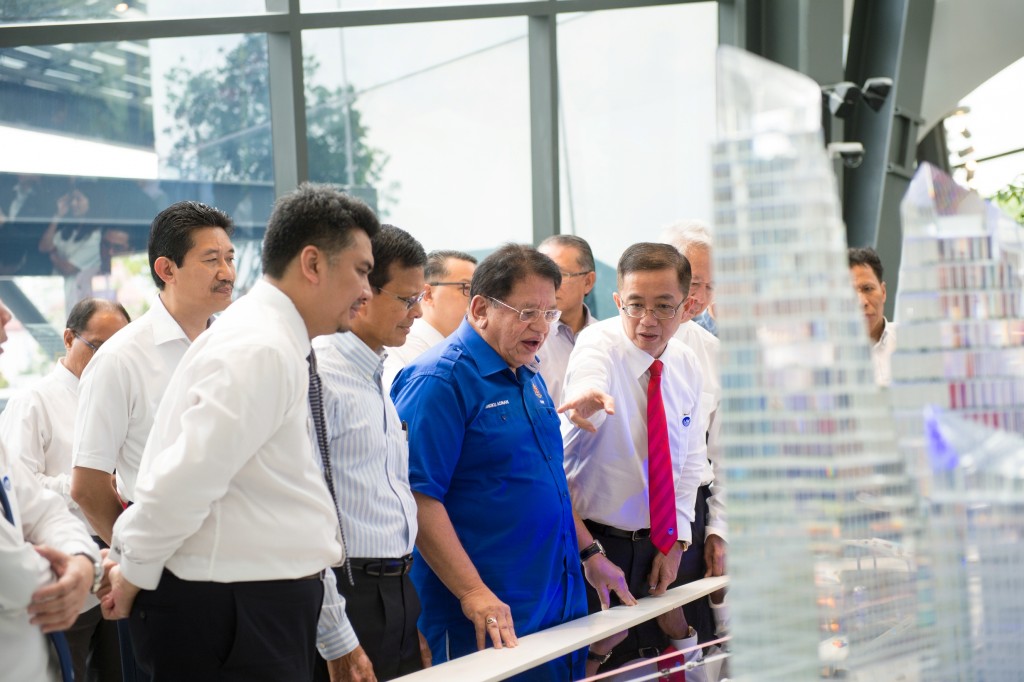 CEO and Managing Director of IJM Corporation Bhd, Dato’ Soam Heng Choon highlights Pantai Sentral Park’s strategic location and the Pantai Sentral Park Interchange at New Pantai Expressway to Datuk Seri Utama Tengku Adnan bin Tengku Mansor, Minister of Federal Territories.