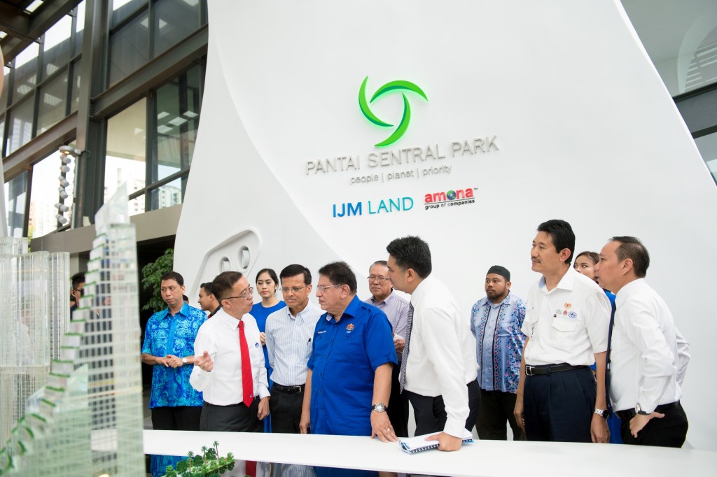 CEO and Managing Director of IJM Corporation Bhd, Dato’ Soam Heng Choon highlights Pantai Sentral Park’s strategic location and the Pantai Sentral Park Interchange at New Pantai Expressway to Datuk Seri Utama Tengku Adnan bin Tengku Mansor, Minister of Federal Territories.