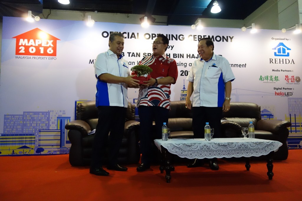 Upon receiving a token of appreciation from REHDA's top chief as well as patron for officiating MAPEX 2016, YB Noh Omar proceeded with his "property walkabout", and chatting up some of the participating booth exhibitors.