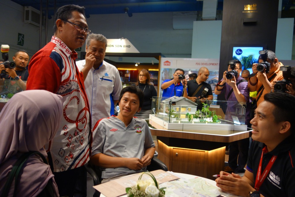 YB Noh Omar preoccupied or engaged in keen banter and conversation with exhibitors at MAPEX 2016…