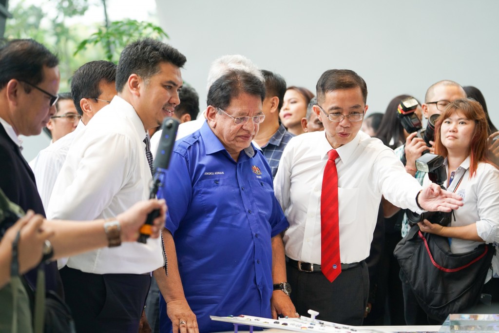 CEO and Managing Director of IJM Corporation Bhd, Dato’ Soam Heng Choon highlights Pantai Sentral Park’s strategic location and the Pantai Sentral Park Interchange at New Pantai Expressway to Datuk Seri Utama Tengku Adnan bin Tengku Mansor, Minister of Federal Territories.