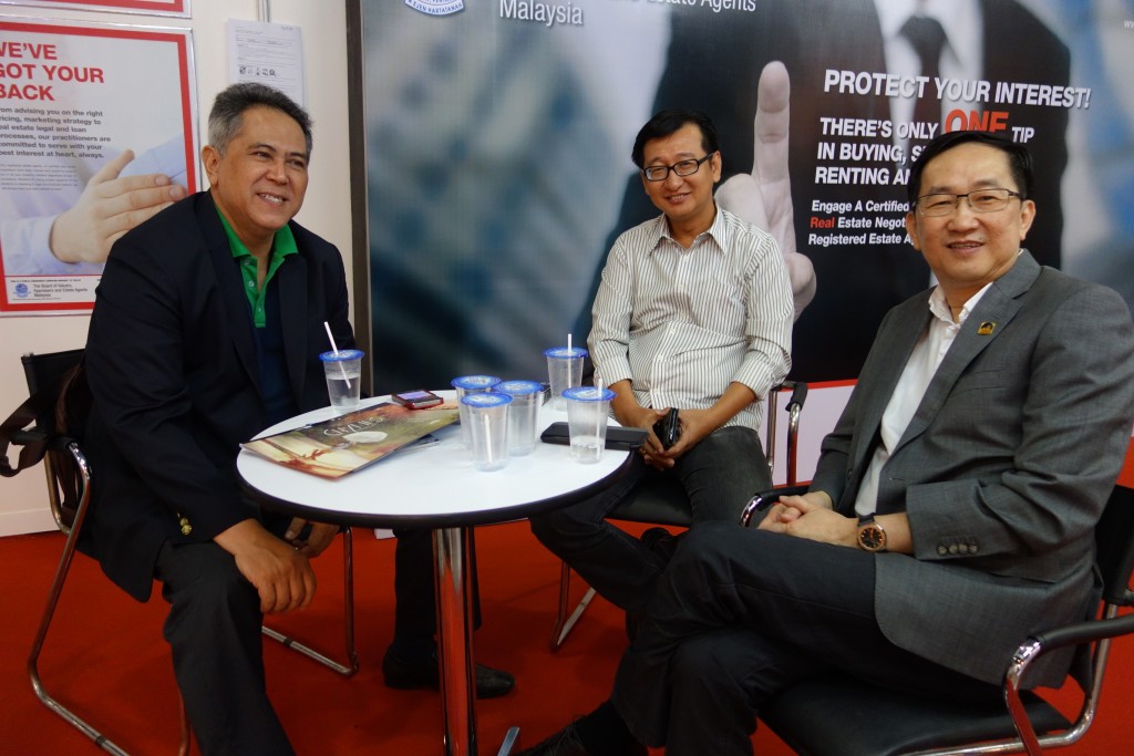 The “Property Crusaders” of MIEA – Tunku Adj. Prof. Dato’ Sr. Dr. Fauzi bin Tunku Dato’ Abdul Malek Al-Haj and Mr. Eric Lim spotted during REHDA’s MAPEX 2016 at Mid Valley Exhibition Centre, Kuala Lumpur.