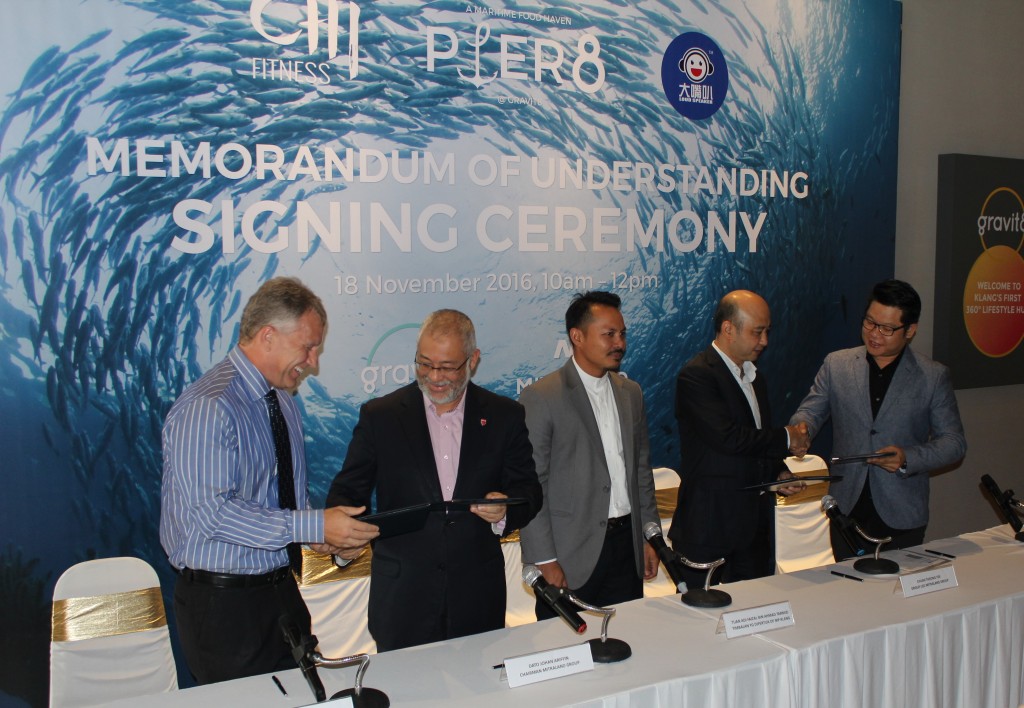 Exchanging of documents… (from left) Randy Bozeman, Director of CHi Fitness, Dato Johan Ariffin, Chairman of Mitraland Group, Chuah Tong Yee, Group CEO Mitraland Group and Damien Soh, CEO of Loudspeaker at the Memorandum of Understanding Signing Ceremony and witnessed by Tuan Adi Faizal bin Ahmad Tamizi, Timbalan Yang Dipertua, Majilis Perbandaran Klang (middle).