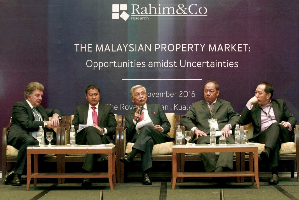 In lieu with Bajet 2017, a real estate forum was held at The Royale Chulan Hotel, Kuala Lumpur recently entitled, “The Malaysian Property Market: Opportunities amidst Uncertainties” as organized by Rahim & Co, and presided over by its executive chairman, YBhg. Tan Sri Senator Abdul Rahim bin Abdul Rahman.