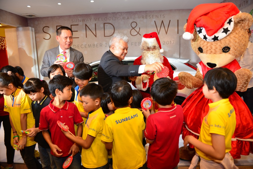 HC Chan & Kevin Tan together with Santa giving out surprise gifts to children of Yayasan Sunbeams Home Ampang