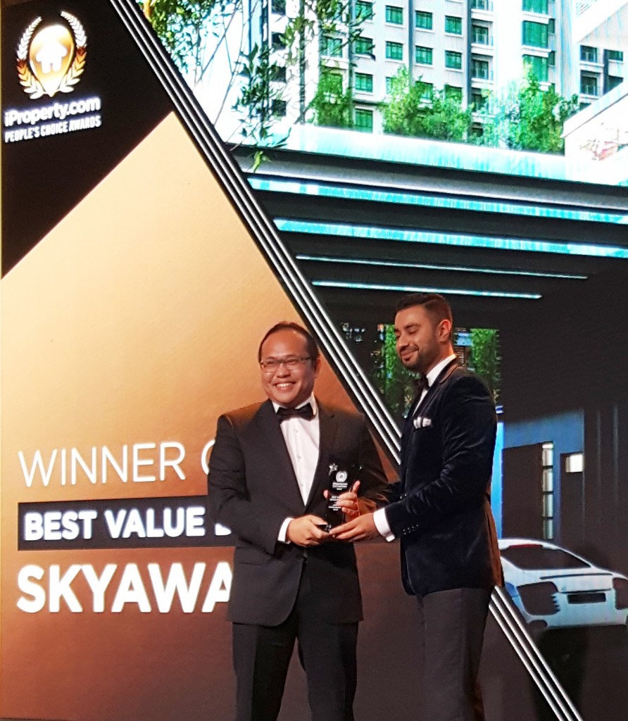 Mr Lee Chee Seng (left), COO of SkyWorld receiving the Best Value Development Award for SkyAwani 1