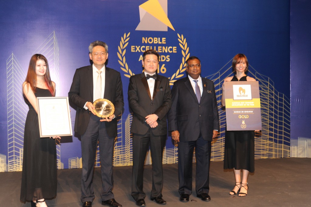 Mr. HS Ho Deputy MD/COO of Matrix Concepts Holdings receiving the ‘National Best Township Development of the Year’ Award (GOLD) for Bandar Baru Sendayan, located in Seremban, Negeri Sembilan
