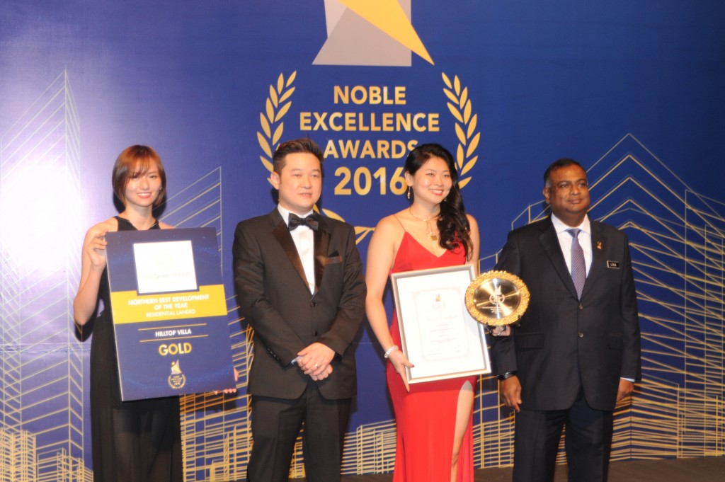 Ms. Li Mei Tan, Director of Asia Green Group receiving the ‘Northern Best Development of the Year: Residential Landed’ Award (GOLD) for Hilltop Villas, located in Batu Ferringhi, Pulau Pinang