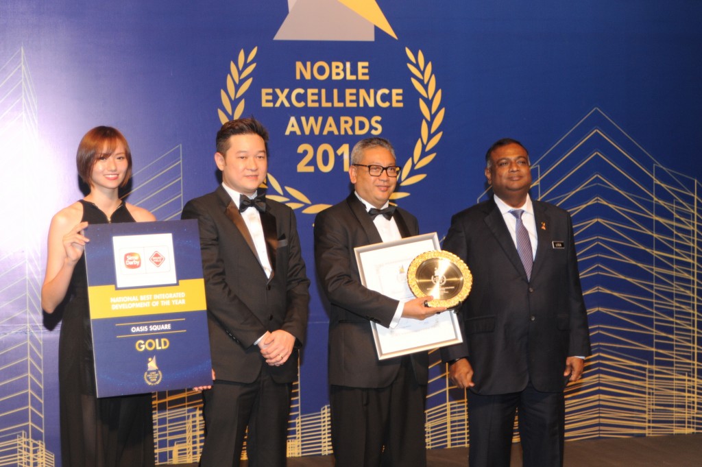 Dato’ Wan Hashimi Albakri  W.A.A. Jaffri, CEO of Sime Darby Brunsfield receiving the ‘National Best Integrated Development of the Year’ Award (GOLD) for Oasis Square, Ara Damansara