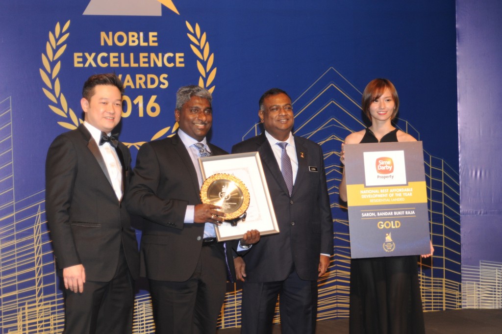 Ir. Mohd Idris Abdullah, Head of Cluster/Vice-President I of Sime Darby Property receiving the ‘National Best Affordable Development of the Year: Residential Landed’ Award (GOLD) for Saron Bukit Raja, Klang