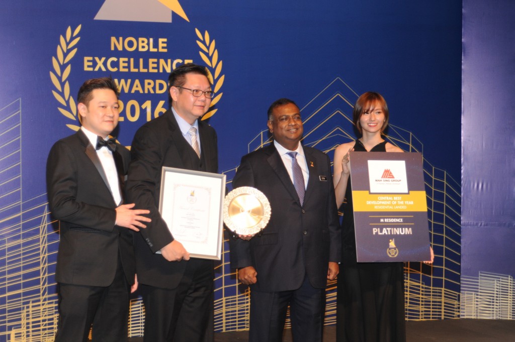 Mr. William Ow, CEO of Mah Sing Group receiving the ‘Central Best Development of the Year: Residential Landed’ Award (PLATINUM) for M Residence, located in Rawang, Selangor