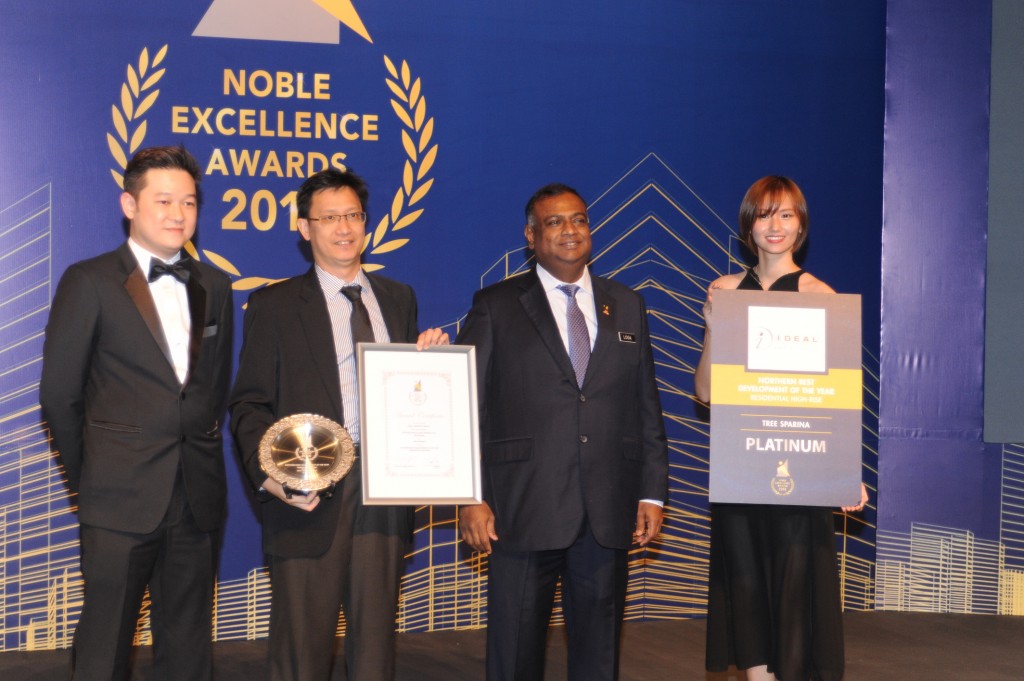 Mr. Ng Tyan Ping, CEO of Ideal Property Group receiving the ‘Northern Best Development of the Year: Residential High-Rise’ Award (PLATINUM) for Tree Sparina @ Ideal Vision Park, located in Bayan Lepas, Pulau Pinang