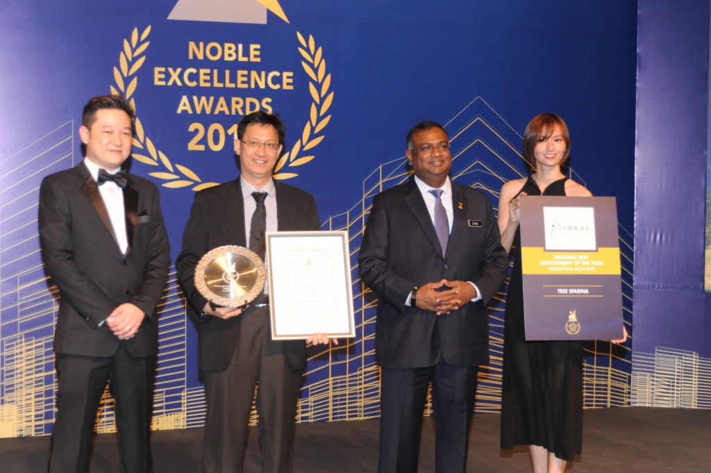Mr. Ng Tyan Ping, CEO of Ideal Property Group receiving the ‘National Best Development of the Year: Residential High-Rise’ Award for Tree Sparina - Ideal Vision Park, Bayan Lepas, Penang