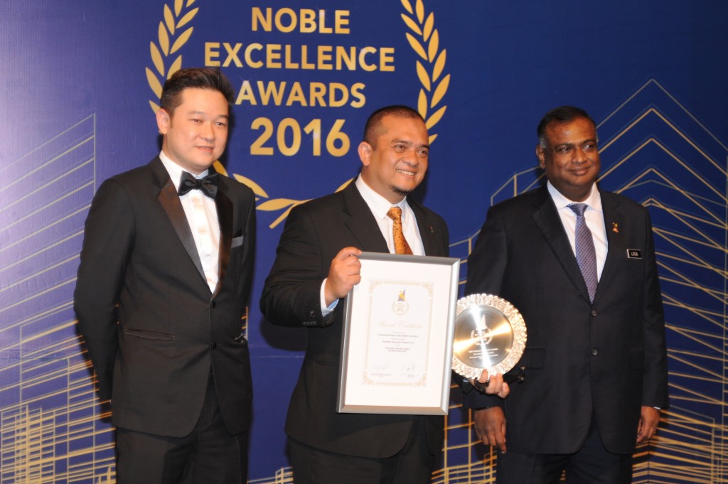 IRDA Federal Comissioner Nor Hisham Mohd Yusof representing Datuk Ismail Ibrahim of Iskandar Regional Development Authority (IRDA) for the ‘Best Public Delivery: Decade of Excellence’ Award which is bestowed upon game-changing government organizations 
