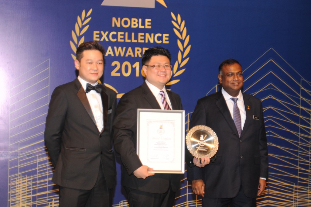 ”Looking cheerful and resplendent…” – The Managing Director of Andaman Property Management (i.e. Andaman Group) Dato’ Sri Dr. Vincent Tiew (centre) receiving the prestige ‘Emerging Developer of the Year’ Award, from Mr. Eddie Tan and Dato’ Dr. Loga Bala Mohan