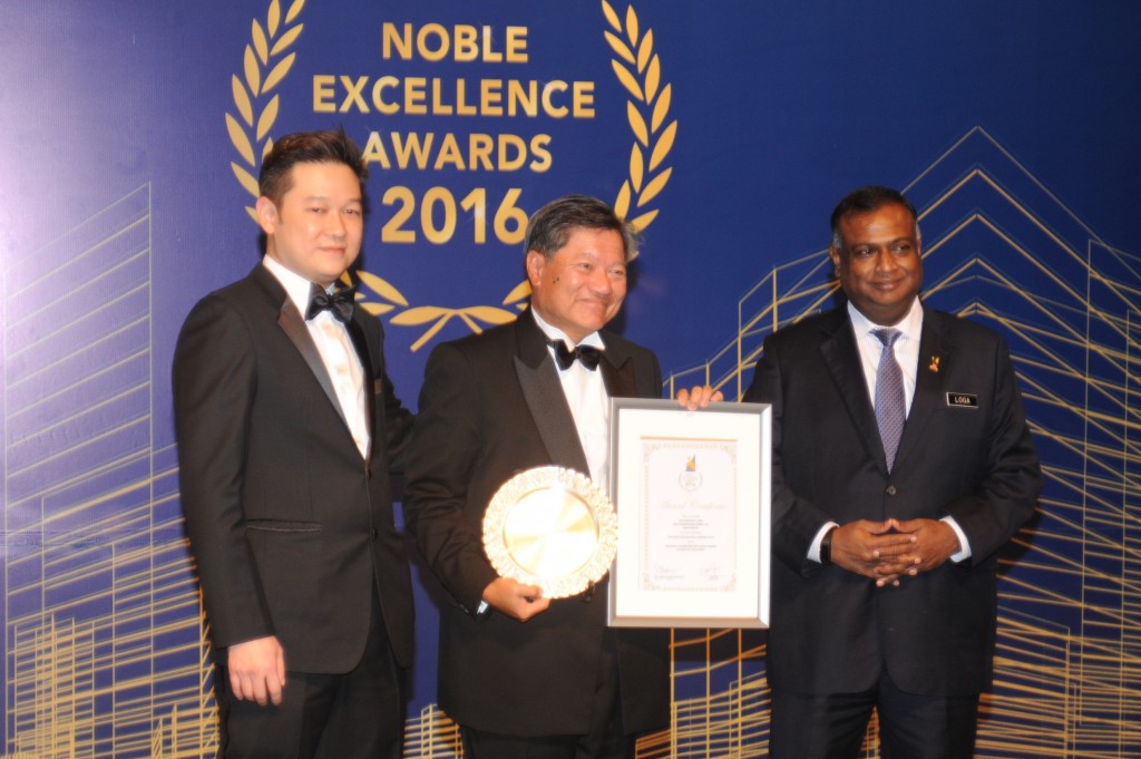 Tan Sri Eddy Chen, Group Managing Director of MKH Berhad receives the pinnacle ‘National Leadership Excellence: Decade of Excellence’ Award for national leadership in real estate