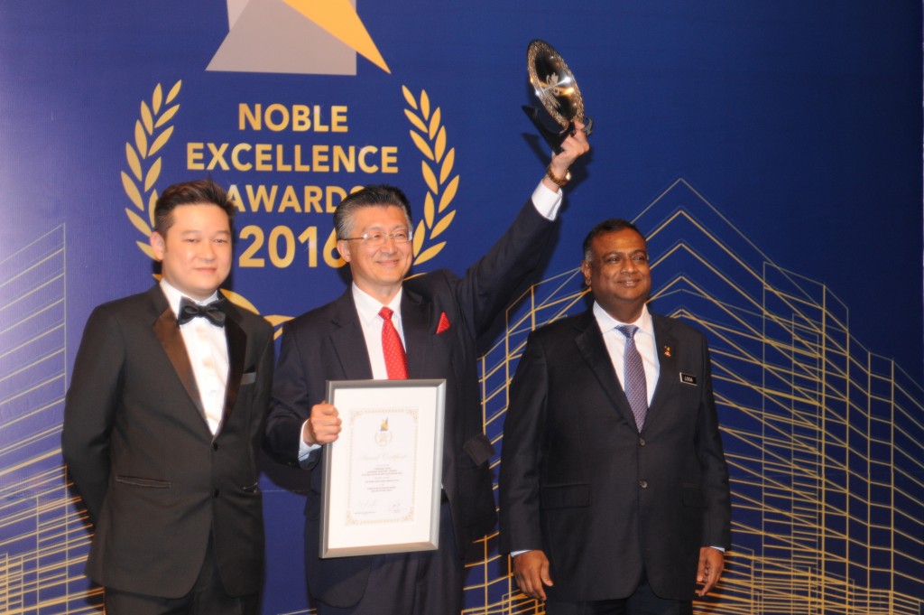 Mr. Chang Kim Loong, Honorary Secretary-General of the National House Buyers Association (HBA) receiving the ‘Home Buyers Champion’ Award from Mr. Eddie Tan and Dato’ Dr. Loga Bala Mohan