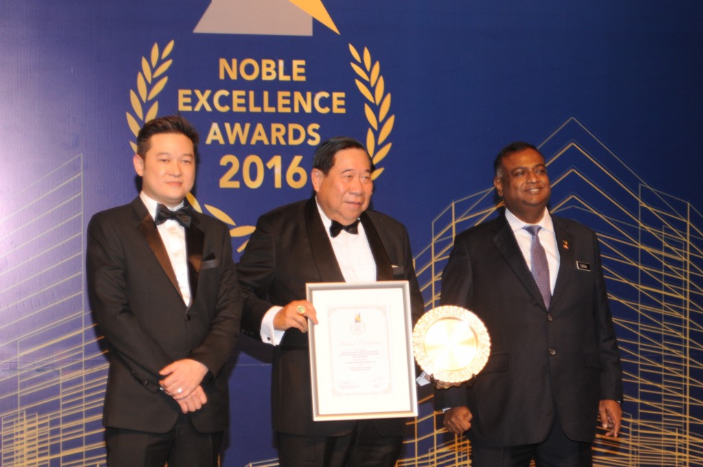 Datuk Ng Seing Liong – organizing chairman of MAPEX as well as Patron & Past President of REHDA receiving the prized and prestige ‘Service to Industry: Decade of Excellence’ Award