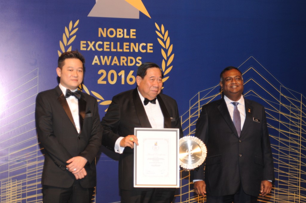 Datuk Ng Seing Liong – Organizing Chairman of MAPEX as well as Patron & Past President of REHDA receiving the prized and prestige ‘Service to Industry: Decade of Excellence’ Award