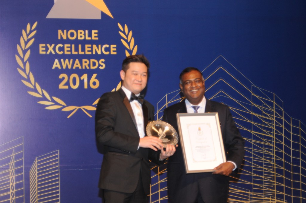 Dato’ Dr. Loga Bala Mohan receiving a token certificate & gold pewter from Mr. Eddie Tan himself!