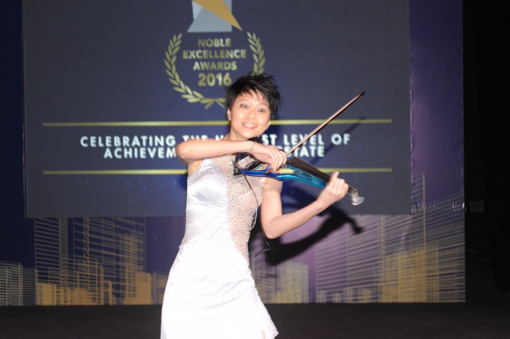 Professional violinist Joanne Yeoh engages the audience with dazzling skills & showmanship