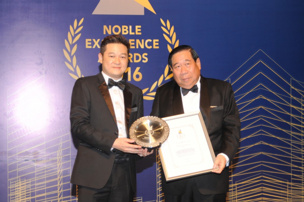 ”In The Service of Excellence” – NEA Organizing Chairman Mr. Eddie Tan presents REHDA’s Past President & Patron as well as NEA Chief Judge Dato’ Ng Seing Liong with a token certificate of appreciation and the ‘Service to Industry: Decade of Excellence’ Award for his lifelong achievements and contributions to the local real estate industry