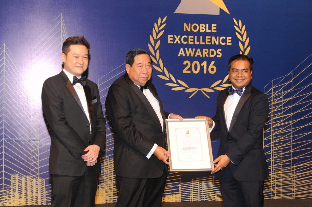 ”Honouring An Industry Icon” – Sr. Firdaus Musa receiving a token certificate of appreciation on behalf of his employer, Tunku Dato’ Prof. Adj. Sr. Dr. Fauzi Abdul Malek, in honour of Tunku’s invaluable and priceless contribution as NEA Judge during the preliminary sessions