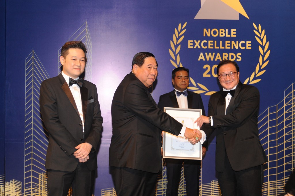 ”Behold The Power of REITS” – Mr. Stephen Tew, founder of Axis Reits Manager receiving his token certificate of appreciation from Dato’ Ng Seing Liong for his services and contribution as NEA Judge during the preliminary judging sessions
