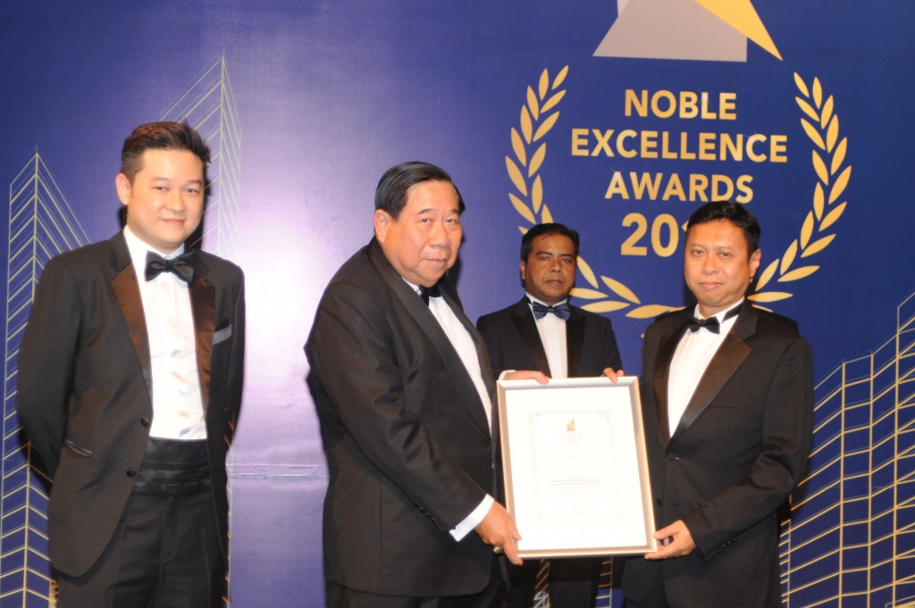 ”An Honour For The Industry” – Sr. Khaidzir Abdul Rasip receives a token certificate of appreciation for his professional contribution as a NEA Judge, on behalf of Iskandar Regional Development Authority (IRDA) from REHDA Patron & Past President Dato’ Ng Seing Liong and witnessed by NEA Organizing Chairman Mr. Eddie Tan