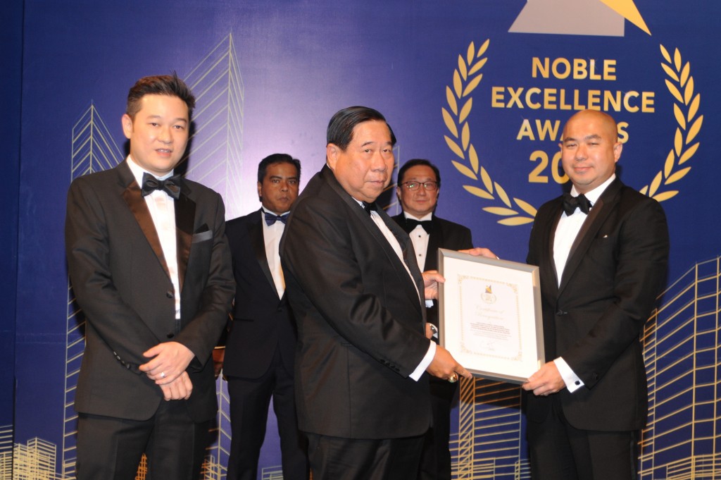 ”Revel in Architectural Excellence” – Dato’ Azmall Jamaluddin of 3D REID International receiving a token certificate of appreciation from Dato’ Ng Seing Liong for his services and contribution as NEA Judge during the preliminary judging sessions