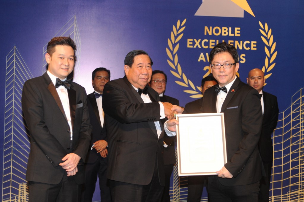 ”Towards More Holistic Retail Systems” – Mr. Benjamin Ee of Asean Retail-Chains Franchised Federation receiving a token certificate of appreciation from Dato’ Ng Seing Liong for his services and contribution as NEA Judge during the preliminary judging sessions