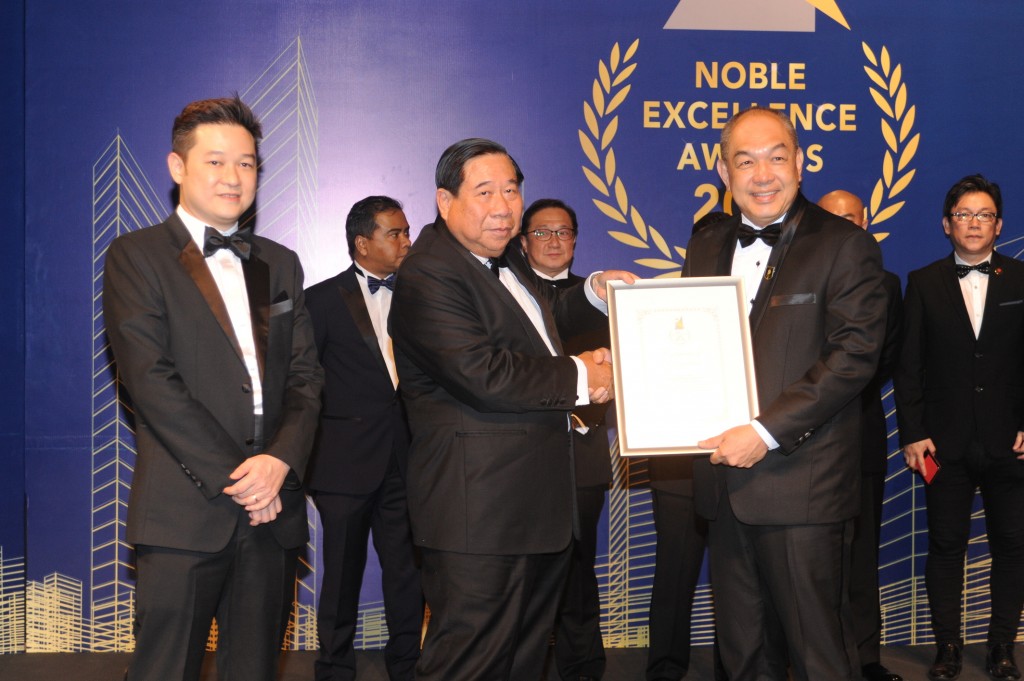 ”Optimizing Real Estate Agents” – Malaysia Institute of Estate Agents (MIEA) President Mr. Erick YT Kho receiving a token certificate of appreciation from Dato’ Ng Seing Liong for his services and contribution during the preliminary judging sessions