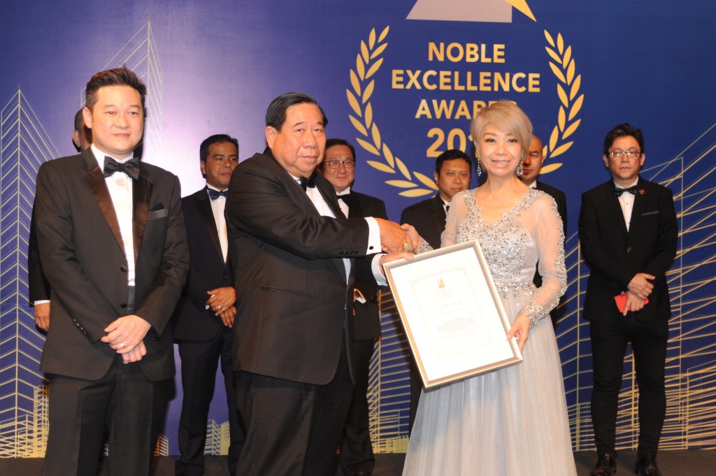 ”The Real Estate of Hair” – Hairstyling and branding guru Datin Winnie Loo receives a token certificate of appreciation from Dato’ Ng Seing Liong for her services and contribution as NEA Judge during the preliminary judging sessions