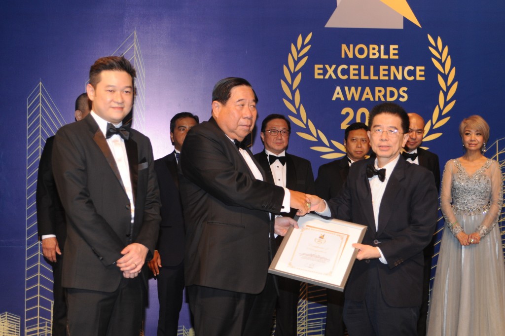 ”Recognizing Buildiers in Construction” – Ar. Eric CL Gan of Association of Construction Project Managers (ACPM) receives a token certificate of appreciation from Dato’ Ng Seing Liong for his services and contribution as NEA Judge during the preliminary judging sessions