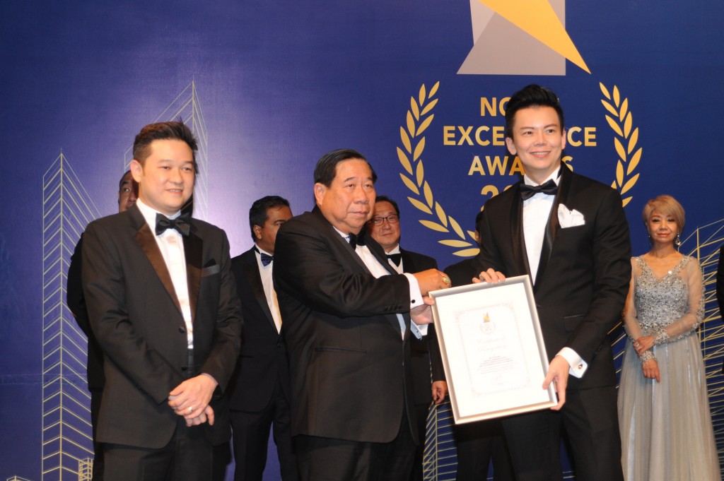 ”The Prince of Branding” – Mr. Steve Wee of Branding Association of Malaysia receives a token certificate of appreciation from Dato’ Ng Seing Liong for his services and contribution as NEA Judge during the preliminary judging sessions