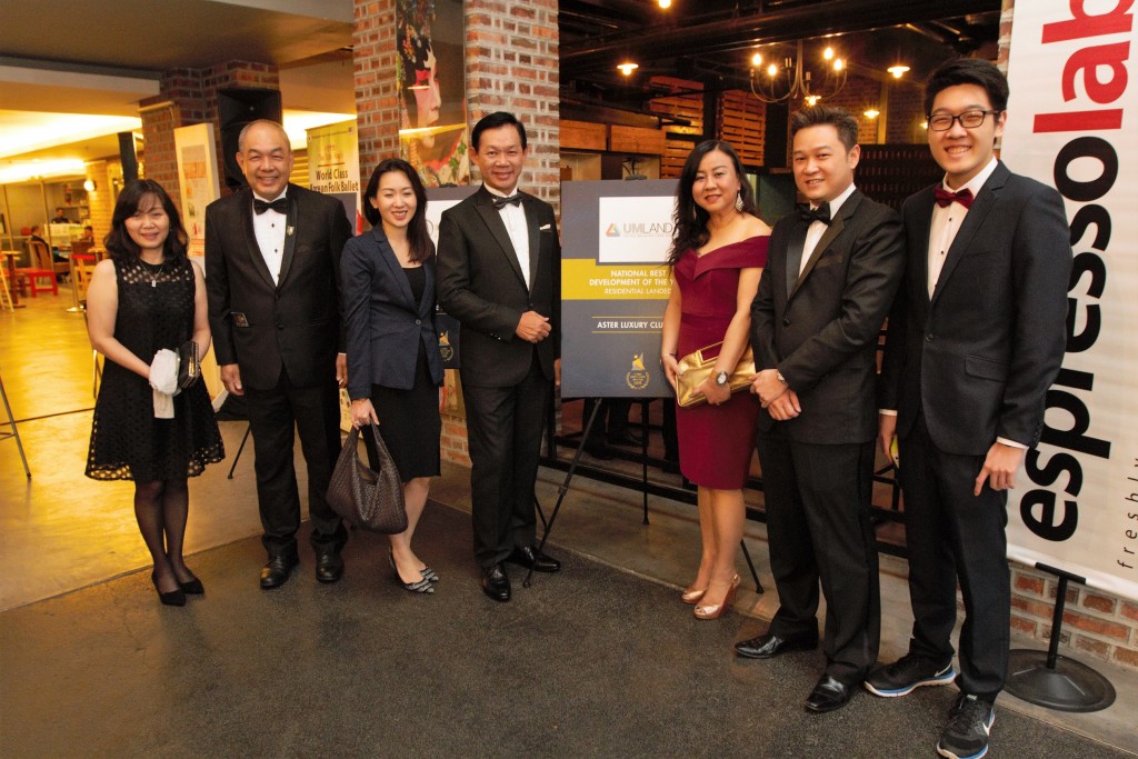 ”Mingling With Property Icons!” – MIEA senior stalwart Mr. Erick YT Kho (2nd from left), CEO of UMLand Seri Austin Mr. KK Wong (4th from left), and NEA Organizing Chairman Mr. Eddie Tan (2nd from right) in a light-hearted group ohoto session outside of EspressoLAB café at KLPAC. 