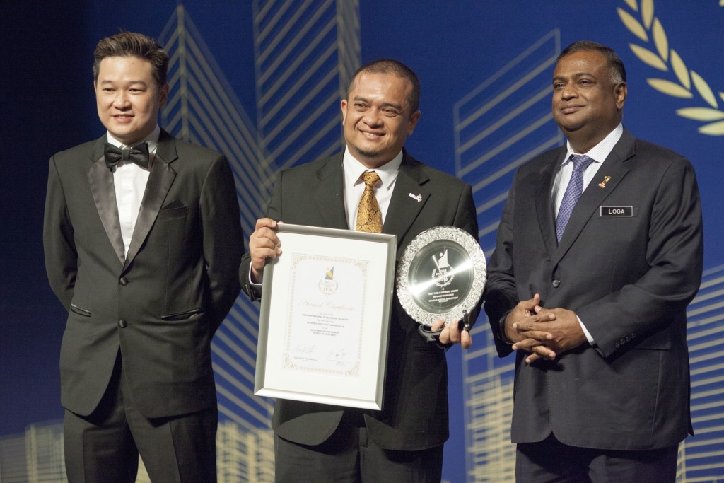 IRDA Federal Comissioner, Nor Hisham Mohd Yusof representing Datuk Ismail Ibrahim the CEO of Iskandar Regional Development Authority (IRDA) for the ‘Best Public Delivery: Decade of Excellence’ Award bestowed upon game-changing government organizations