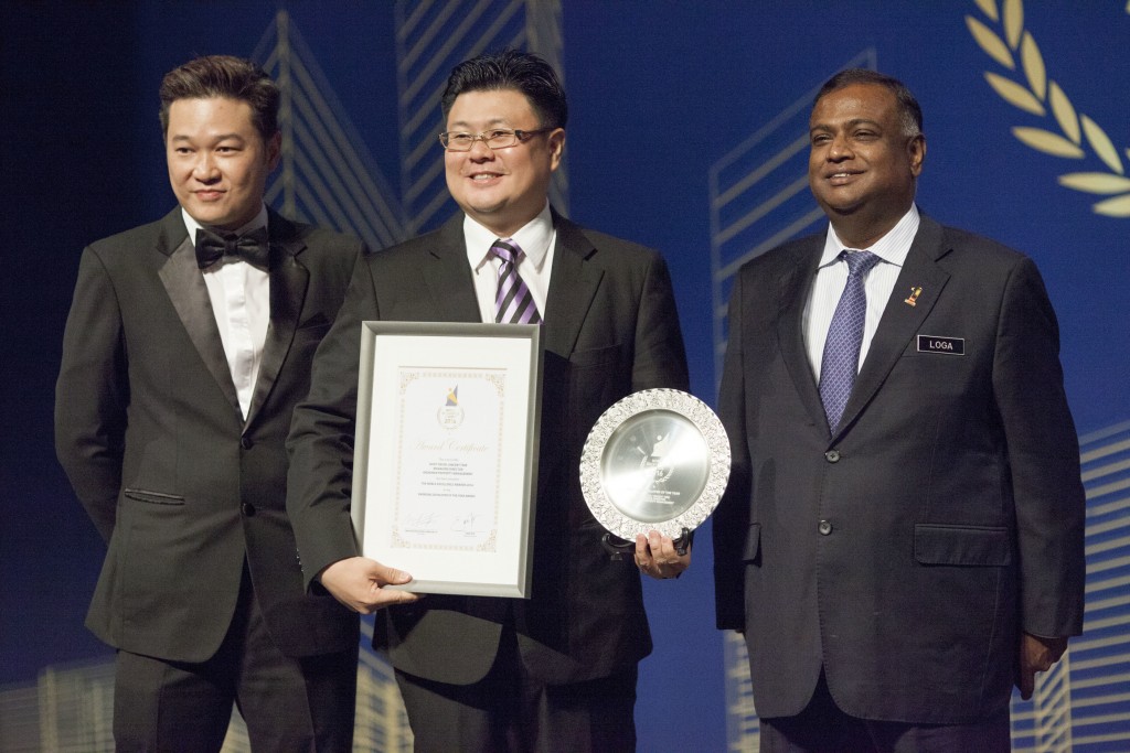 ”Looking cheerful and resplendent…” – The Managing Director of Andaman Property Management (i.e. Andaman Group) Dato’ Sri Dr. Vincent Tiew (centre) receiving the prestige ‘Emerging Developer of the Year’ Award, from Mr. Eddie Tan and Dato’ Dr. Loga Bala Mohan