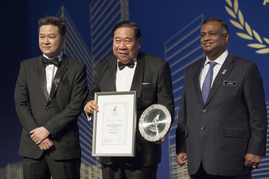 ”In The Service of Excellence” – NEA Organizing Chairman Mr. Eddie Tan presents REHDA’s Past President & Patron as well as NEA Chief Judge Dato’ Ng Seing Liong with a token certificate of appreciation and the ‘Service to Industry: Decade of Excellence’ Award for his lifelong achievements and contributions to the local real estate industry