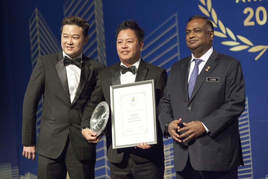 Mr. Simon Kwan, Sales & Marketing Director of Sunsuria Berhad receiving the ‘National Catalytic Developer’ Award on behalf of founder & executive chairman Dato' Ter Leong Yap