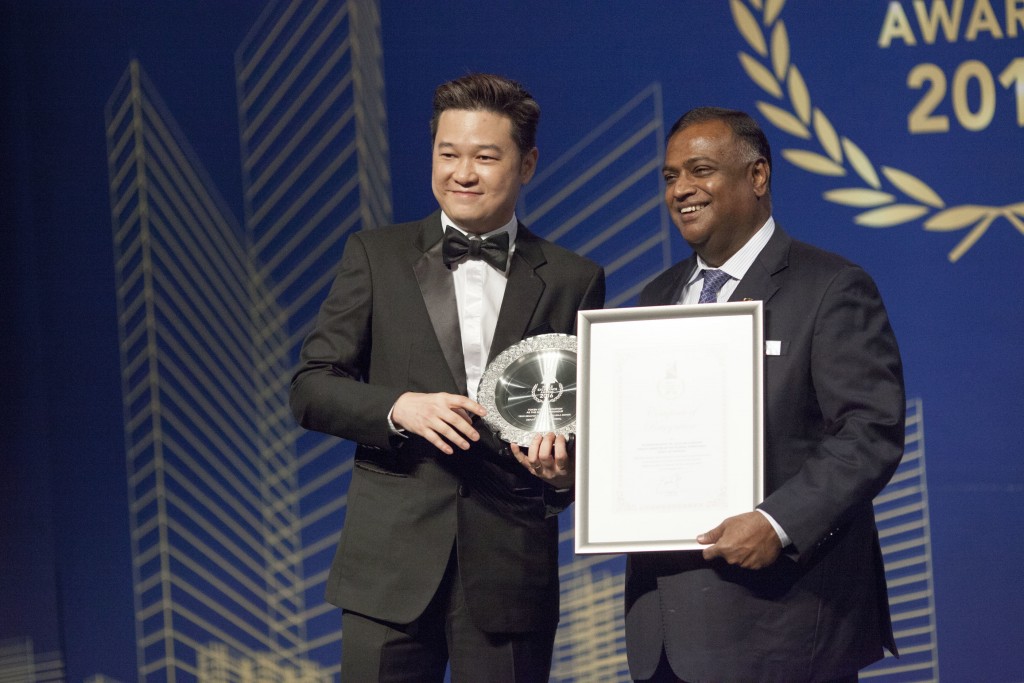 Dato’ Dr. Loga Bala Mohan receiving a token certificate and a gold pewter from Mr. Eddie Tan himself!