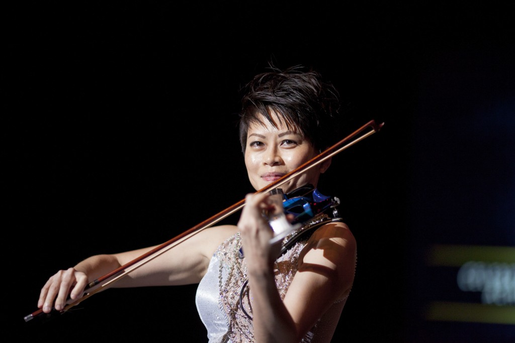 Professional violinist Joanne Yeoh serenading the crowd with her dazzling skills & showmanship