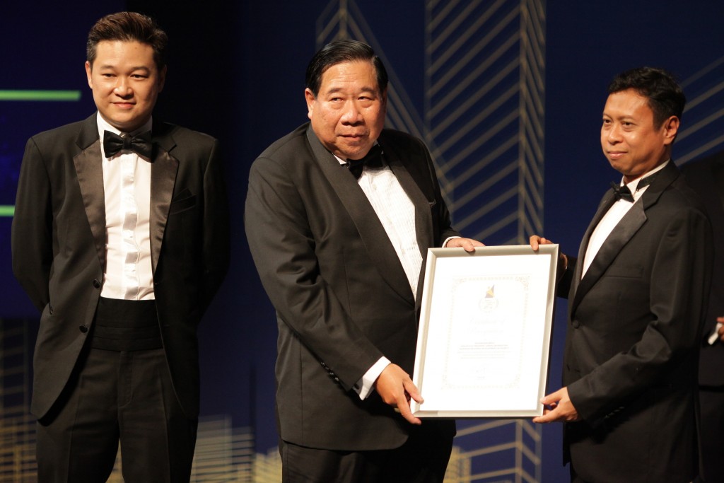 ”An Honour For The Industry” – Sr. Khaidzir Abdul Rasip receives a token certificate of appreciation for his professional contribution as a NEA Judge, on behalf of Iskandar Regional Development Authority (IRDA) from REHDA Patron & Past President Dato’ Ng Seing Liong and witnessed by NEA Organizing Chairman Mr. Eddie Tan