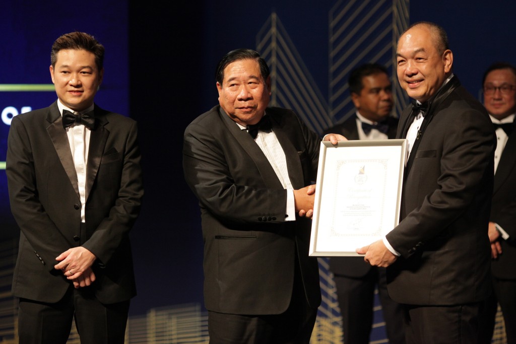”Optimizing Real Estate Agents” – Malaysia Institute of Estate Agents (MIEA) President Mr. Erick YT Kho receiving a token certificate of appreciation from Dato’ Ng Seing Liong for his services and contribution during the preliminary judging sessions
