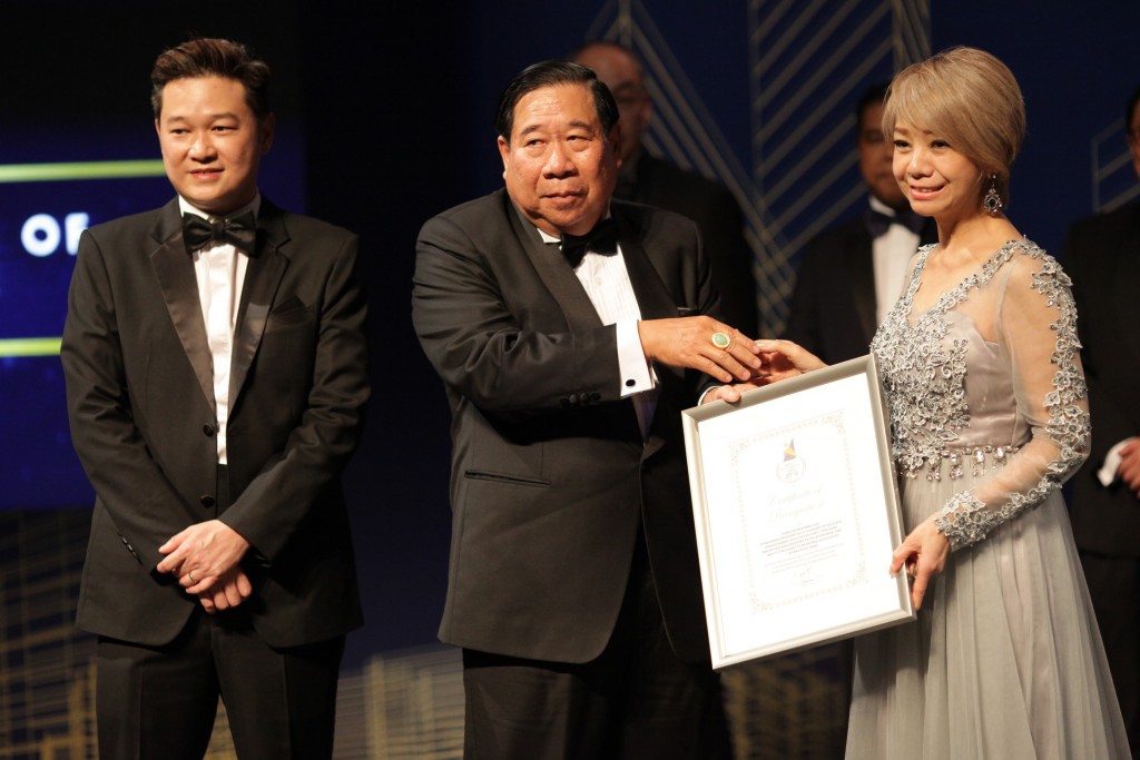 ”The Real Estate of Hairdressing” – Renowned hairstyling icon and branding guru Datin Winnie Loo receives a token certificate of appreciation from Dato’ Ng Seing Liong (NEA Chief Judge) for her services & contribution as NEA Judge during the preliminary judging sessions late last year