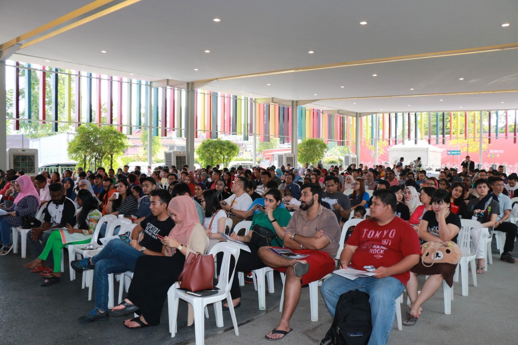  Overwhelming support – keen purchasers started arriving and lining up a day before actual launch.