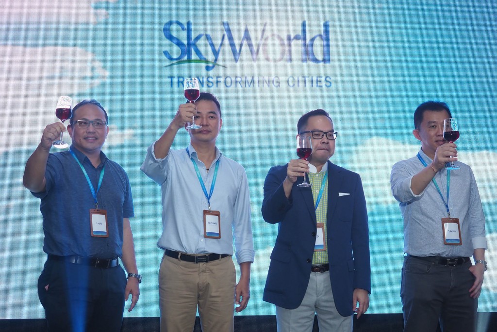 C Suites of SkyWorld honouring their business associates for their wonderful support and sharing SkyWorld strengths. From left to right: Mr. Lee Chee Seng (Chief Executive Officer), Mr. Lam Soo Keong (Deputy Group Managing Director), Datuk Ng Thien Phing (Principal Founder and Group Managing Director), and Mr. Siew Chee Seng (Chief Financial Officer)