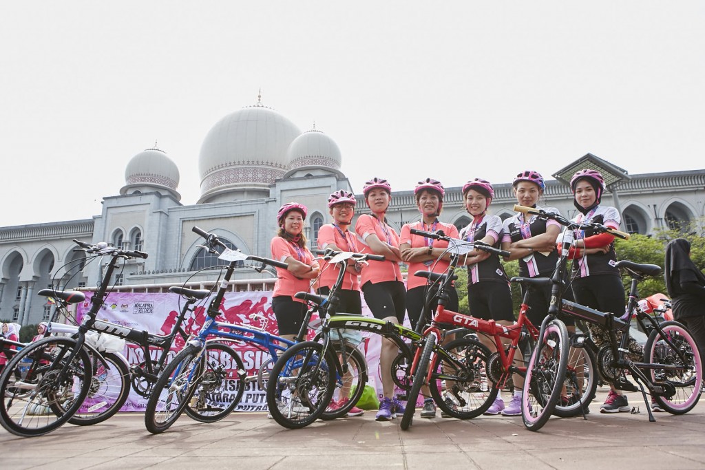 SkyWorld all-ladies cycling team - option 2